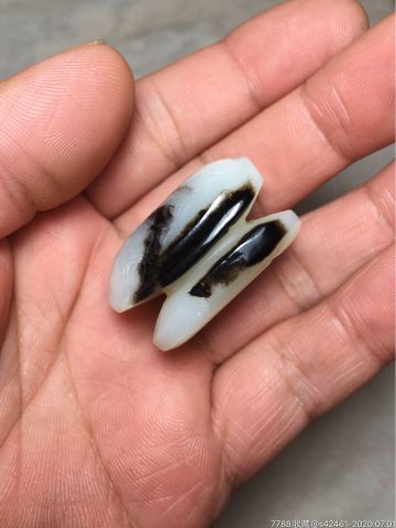 和田白玉籽料黑皮龟背