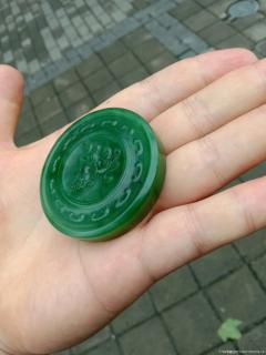 和田碧玉(老坑料)麒麟太极图圆雕牌
